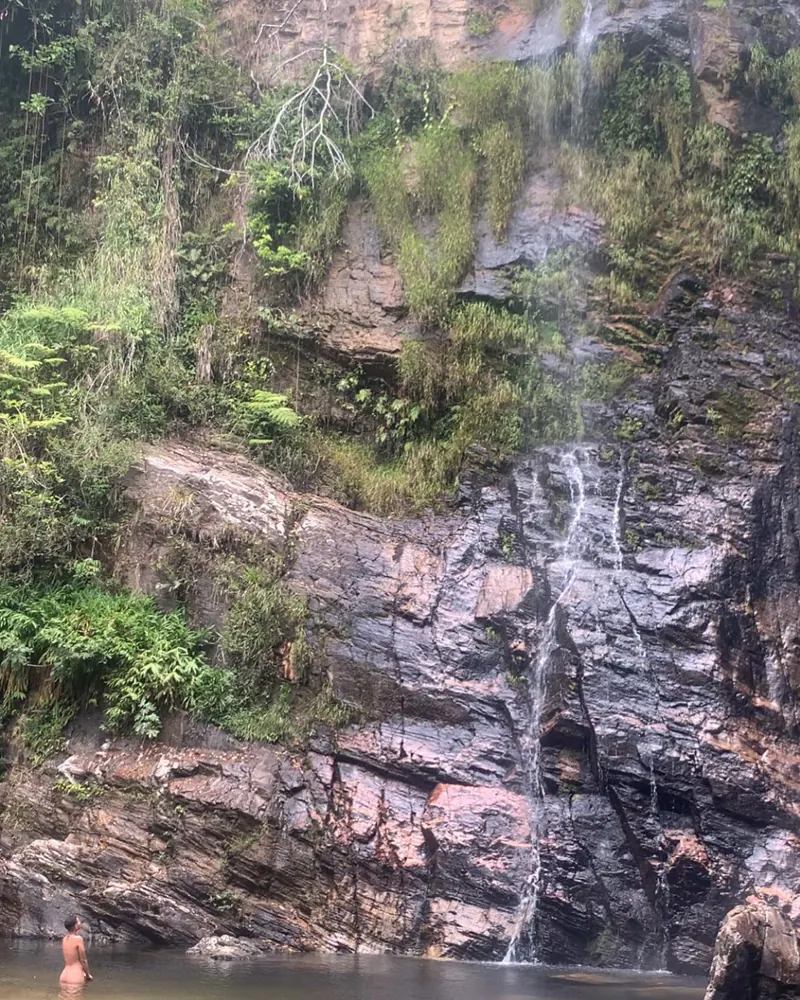 Cachoeira em meio à mata