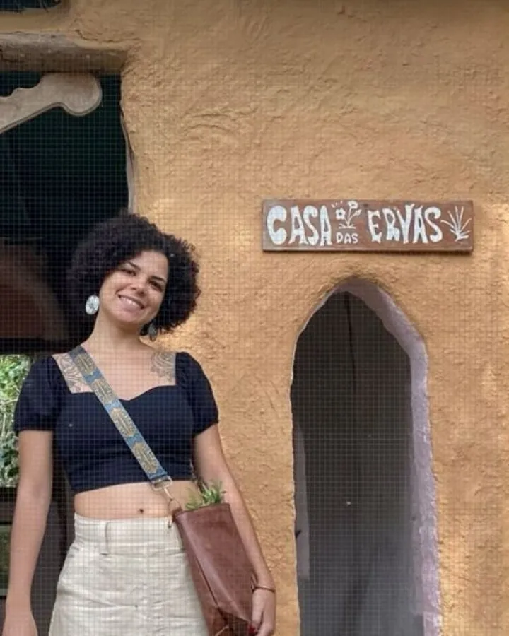 Ana Carol em frente à Casa das Ervas