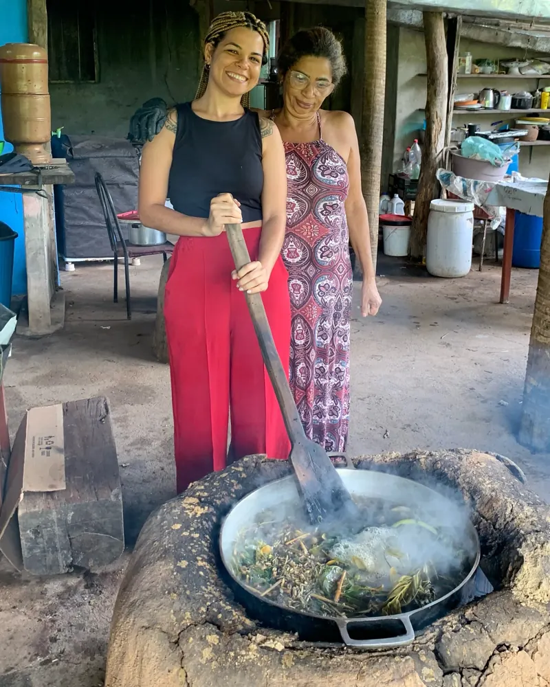 Ana Carol preparando ervas no fogão a lenha